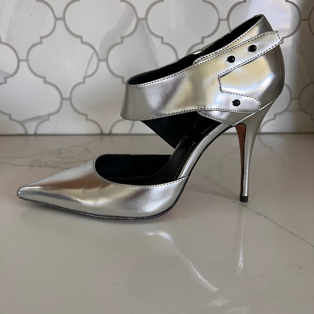Elizabeth and James Metallica Heels - Picture 5 of 10